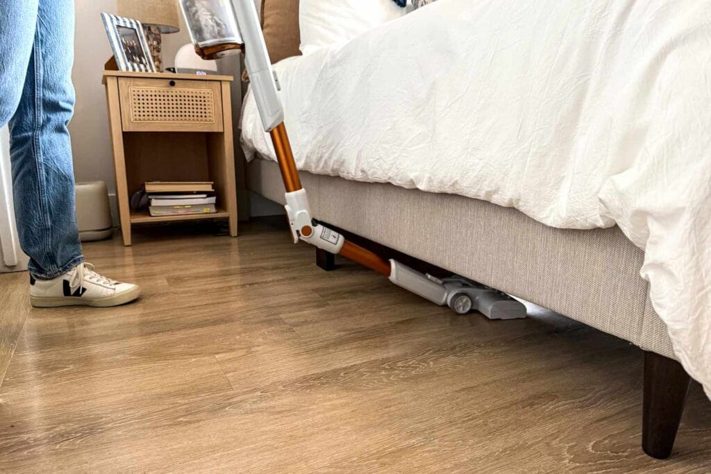 vacuum_under_bed